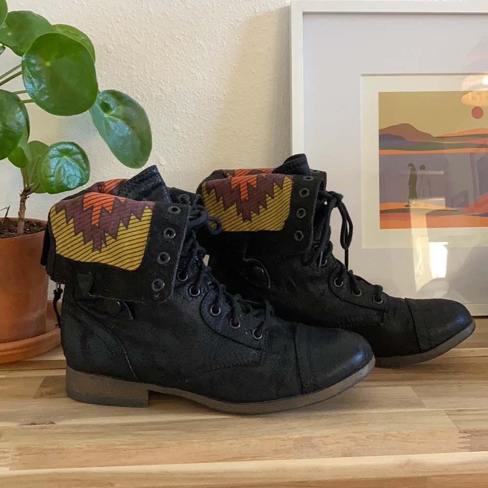 Black leather Lace-up fold-over boots